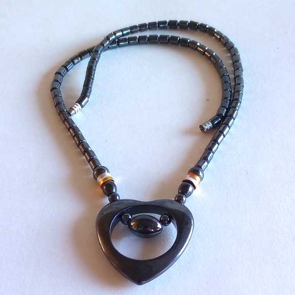 VINTAGE HEMATITE HEART SHAPE PENDANT NECKLACE 18" LONG - Picture 2 of 7